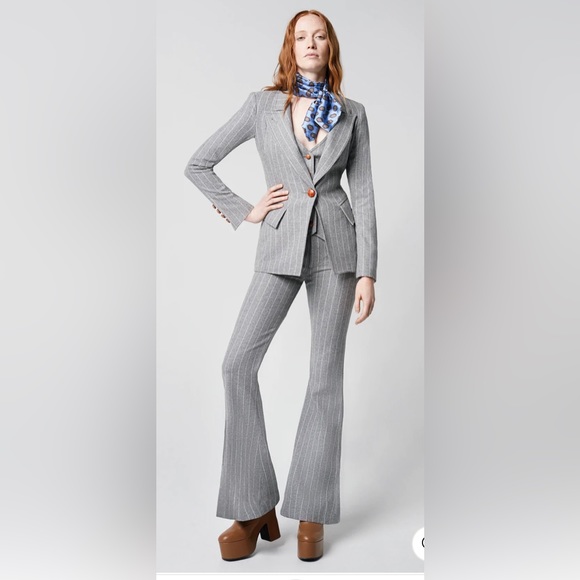 Smythe suit with boot cut pant. Blazer and pants both size 6. Worn once like NEW - Picture 5 of 5